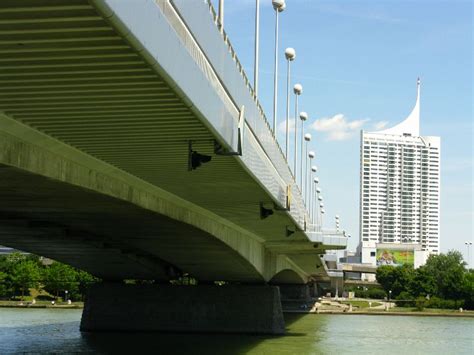 Obwohl in erster linie zum schutz vor hochwasser entwickelt, verwandelt sich die neue donau im sommer in das wiener meer mit vielen stränden. Wien - Eine Schiffsrundfahrt über Donaukanal und Donau