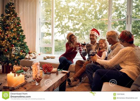 Familie, Die Weihnachten Mit Wein Feiert Stockfoto - Bild von großmutter, celebratory: 102576646