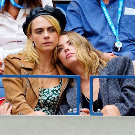 Ashley benson and cara delevingne. Ashley Benson is nog steeds samen met Cara Delevingne