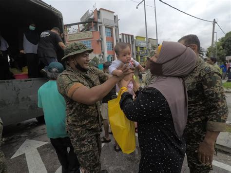 Anggota Tentera Dikerah Awal Bantu Mangsa Banjir Hishammuddin