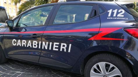 Importuna clienti del bar e si scaglia contro i carabinieri: arrestata ...