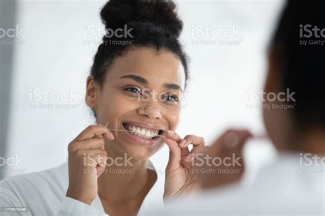 치실 청소 치아를 들고 아름 다운 미소 아프리카 여자 개성 개념에 대한 스톡 사진 및 기타 이미지 Istock