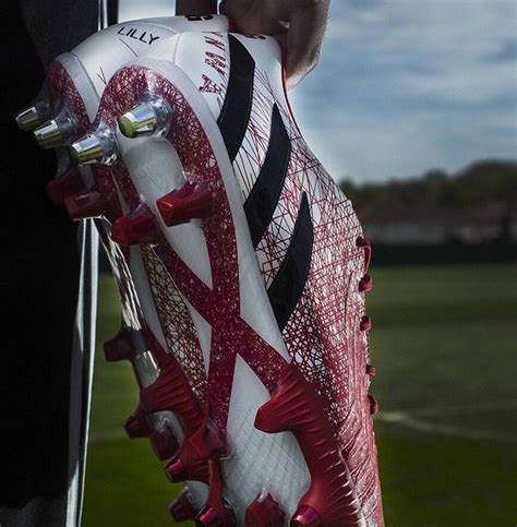 Steven Gerrards Special Edition Predator Instinct Boot Mirror Online