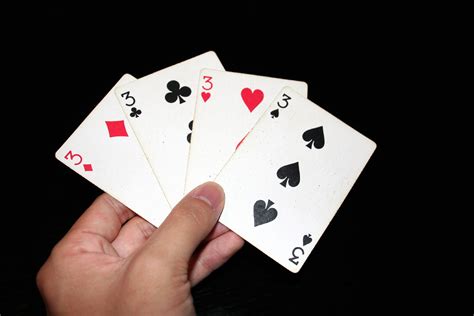 File:3 playing cards.jpg - Wikipedia
