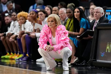 Lsu Coach Kim Mulkey S Outfit For Final Four Features Pink Flowers Matches Granddaughter