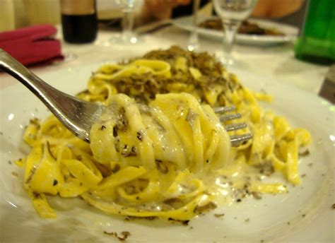 Tagliatelle pasta with prized white truffle - Delicious Italy