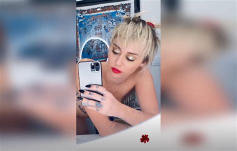 Miley Cyrus Nude Selfie Pictures Singer Poses In Front Of A Mirror For