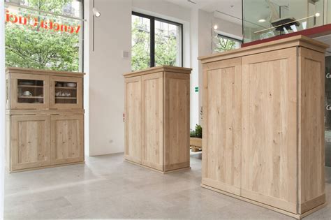 Un tavolo rotondo allungabile, quattro sedie. Una credenza in cucina | Ambiente Cucina