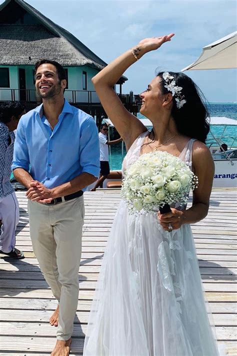 Check spelling or type a new query. Star-Hochzeiten: Die skurrilsten Brautkleider der Stars ...