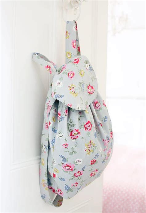 This free sewing pattern is for quick and easy baby mittens. 21 Easy Sewing Tutorials {Gifts to Sew}