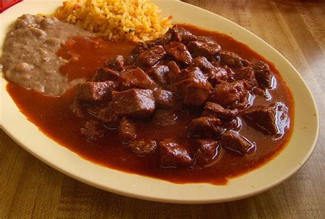 Traditionally, this dish is made using whole dried chiles, which are boiled in water, pureed into a paste and pushed through a strainer. Bistec en chile colorado y naranja | Recetas Mexicanas