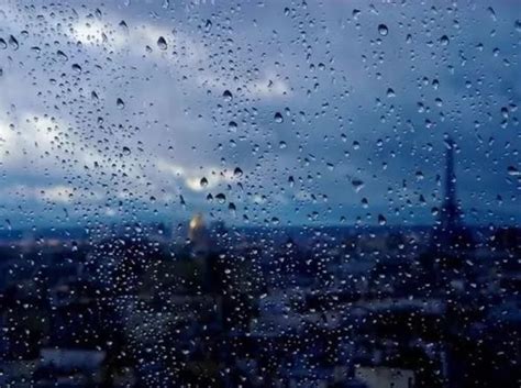 而我听见 下雨的声音 想起你用唇语 说爱情 幸福也可以 很安静 我付出一直 很小心. 下雨天问候客户的短信6_第一句子网