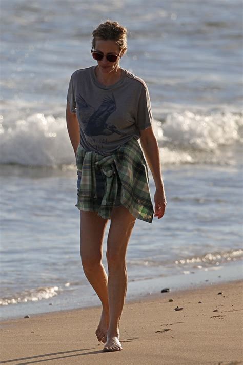 On saturday, the actress, 52, posted a sweet and rare. Julia Roberts - Beach Walk in Hawaii 12/01/2020 • CelebMafia