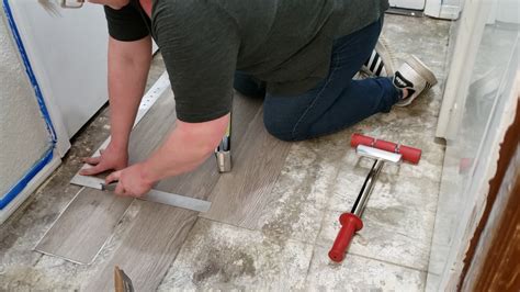 How To Install Peel And Stick Vinyl Plank Flooring The Nifty Nester