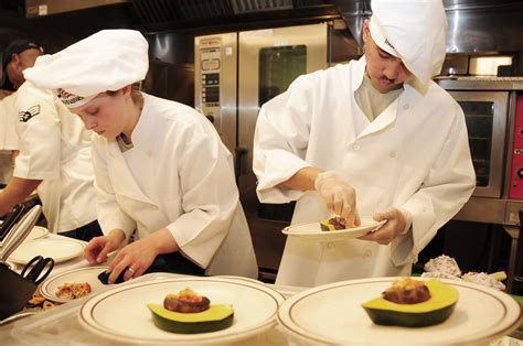 Fotos Gratis Persona Comida Cocina Profesional Profesión Gastrónomo Preparación