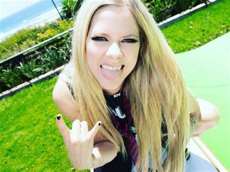 Avril Lavigne To Adapt Hit Song Sk8r Boi Into A Film Gma Entertainment
