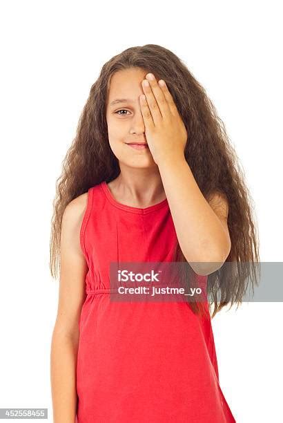 Girl 1 つの目を覆う 1人のストックフォトや画像を多数ご用意 1人 6歳から7歳 スタジオ撮影 Istock