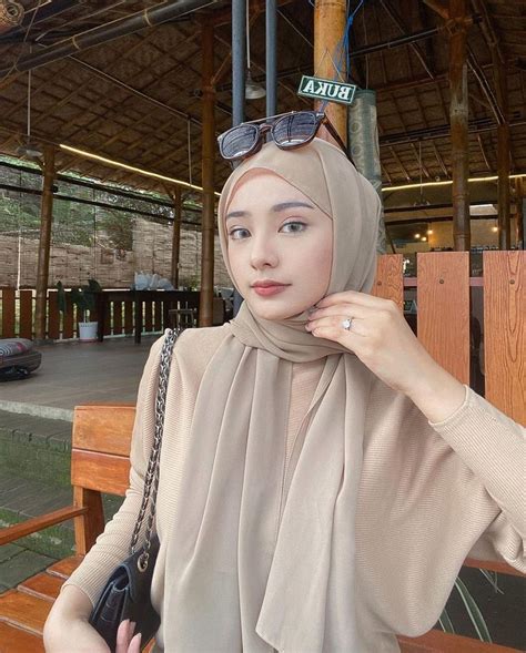 Pin Oleh 𝓐𝓫𝓫𝔂 Di Hilda Inspirasi Fashion Hijab Model Pakaian Hijab Gaya Model Pakaian