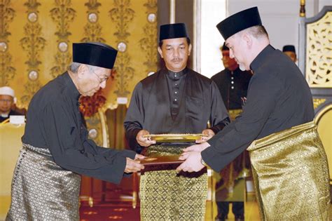 Mantan perdana menteri mahathir mohamad ditetapkan sebagai calon pm malaysia dari oposisi. Rentetan Peristiwa Penting Minggu Pertama Pentadbiran Tun ...