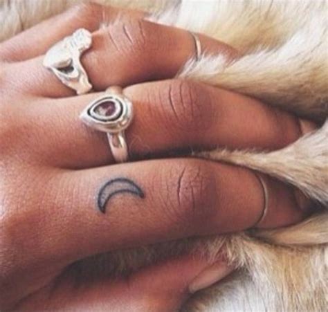 39 Lovely Moon Finger Tattoos
