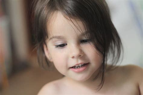 Retrato De Uma Linda Menina Sorrindo De Cabelo Castanho Comprido E Olhar Para Baixo Foto De
