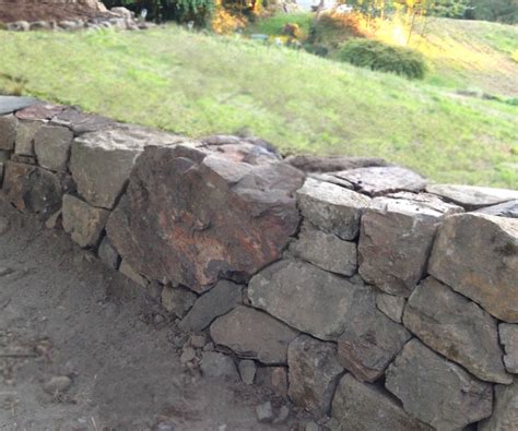 Accent walls are a great way to emphasize function and provide flair in almost any backyard. How to Build a Natural Dry Stacked Stone Free Standing or ...
