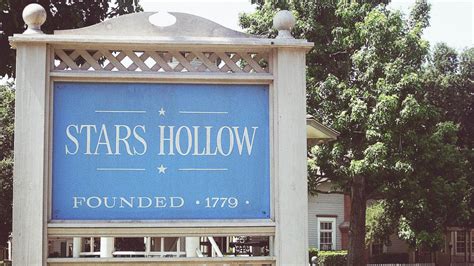 Heres Where To Visit The Real Life “stars Hollow” From Gilmore Girls Gilmore Girls Stars