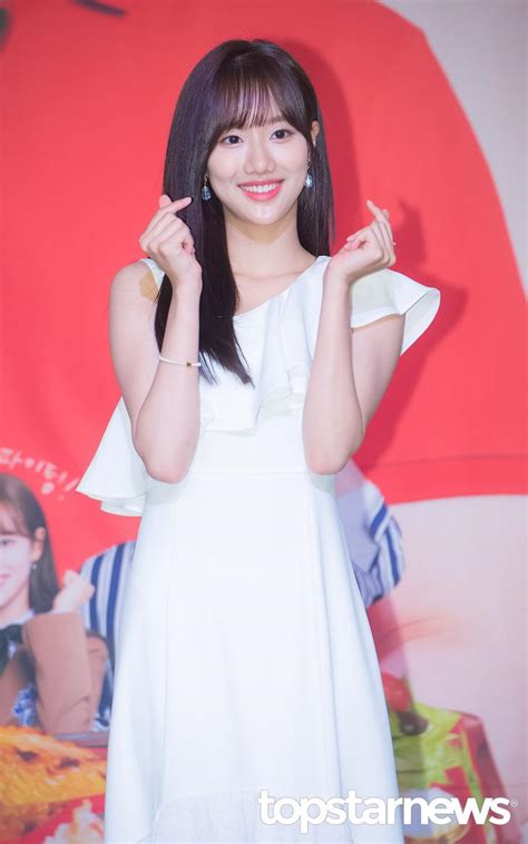 Share a gif and browse these related gif searches. HD포토 에이프릴(April) 나은, '사랑스러운 손하트' (고교 ...