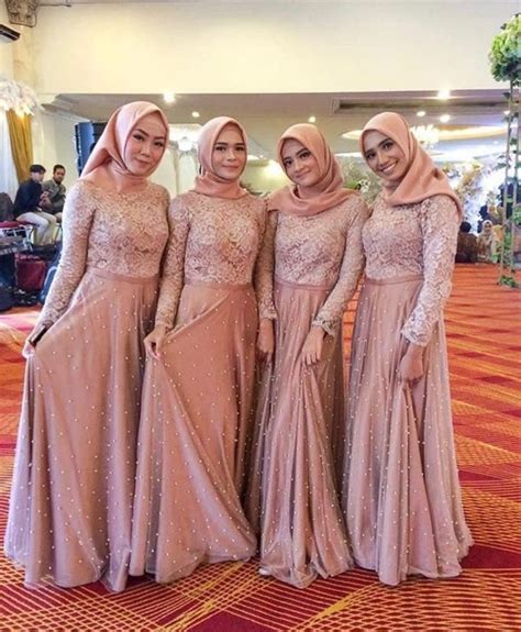 Dress brokat memancarkan pesona yang elegan ketika dipakai. 30+ Model Bridesmaid Hijab (DRESS, SERAGAM, KEBAYA, GAUN)