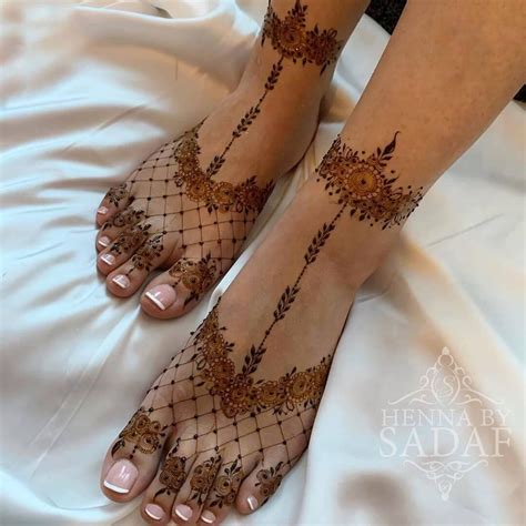 20 Minimalistic Mehndi Designs For Your Feet Wedmegood