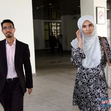 Perkara itu disahkan oleh peguam nurul izzah. Suami enggan ceraikan Nurul Izzah | Harian Metro