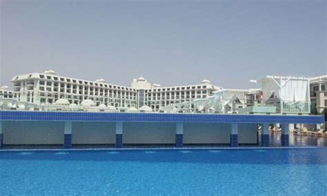 Özgün mimarisi, yemyeşil ve geniş bahçesi, su parkı, çocuklara yönelik eğlenceleri, plaj locaları ve tam donanımlı spası ile titanic beach lara, hem aileler hem de balayı çiftleri tarafından sıklıkla tercih ediliyor. Gökhan Özbatır ile Titanic Otelleri Yazısı | Alper TEKBAŞ