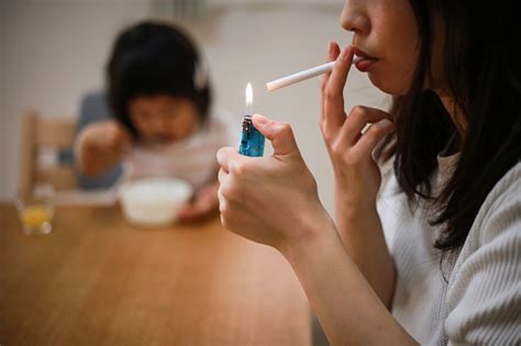 Ibu Merokok Di Dekat Anakanak Foto Stok Unduh Gambar Sekarang