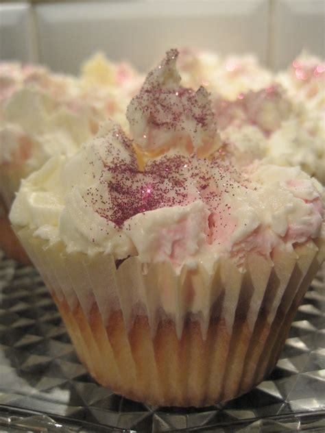 Marshmallow Cupcakes Vanilla Cupcakes With Marshmallow Fil Flickr