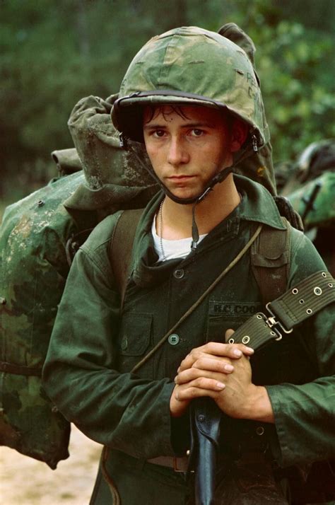 1965 Jeune Soldat Américain Au Vietnam Vietnam War Photos Vietnam