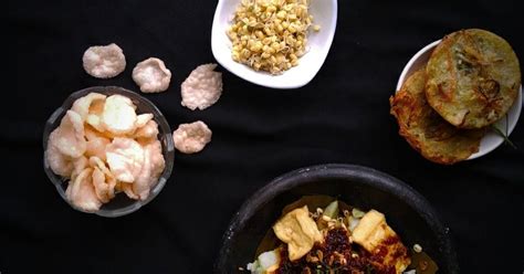 Bakso tahu/batagor kering, disajikan dengan bumbu kacang seperti siomai/batagor pada umumnya. Tahu Bacem Kuah - Kuliner Blusukan di Bantul, Mampir ke ...