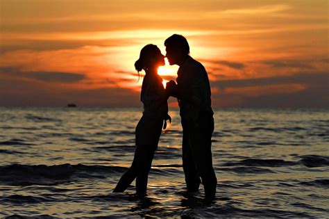 X Px Free Download HD Wallpaper Silhouette Of Couple Sea Love Sunset Kiss Pair