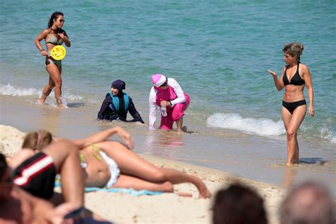 Vietare il burkini in spiaggia Falso problema Che fa sentire le donne musulmane ancora più