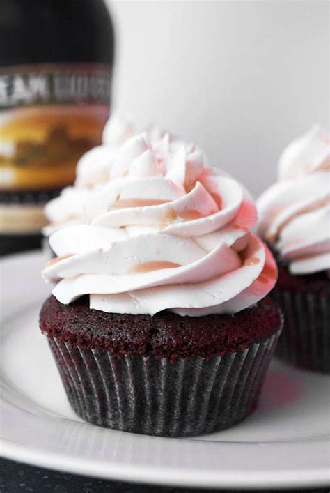 Whisk the sifted flour, baking powder, baking soda, and salt together in a large bowl. Schoko-Baileys-Cupcakes mit Baileys-Frosting | Kuchen und ...