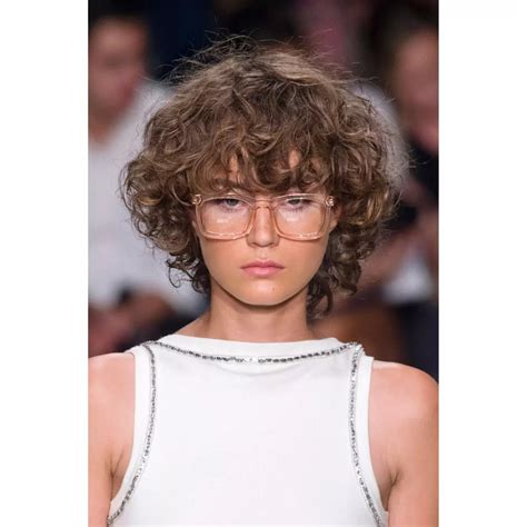 Les coupes courtes pour cheveux bouclés les plus tendance de 2023