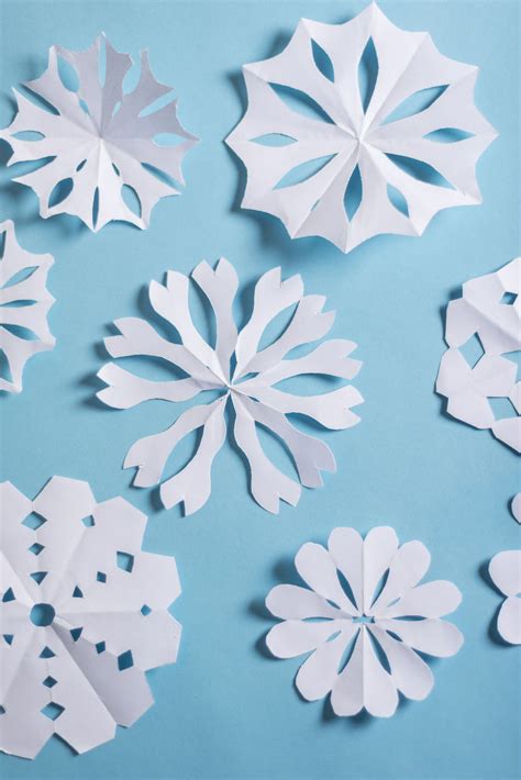 In our craft ideas for kids series, here's how to make christmas paper snowflakes. Learn How to Make a 3D Paper Snowflake and Liven Up Your ...