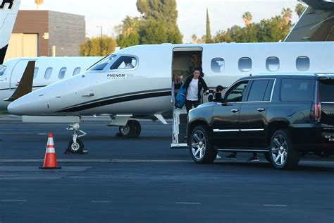 Selena Gomez Arriving With Friends To A Private Jet 04 Gotceleb