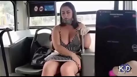 modelo se masturba en el bus xnxx