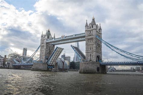 Tower Bridge Angehoben Mit Einem Großen Schiff Das Die Brücke Passiert Mit Dem Londoner