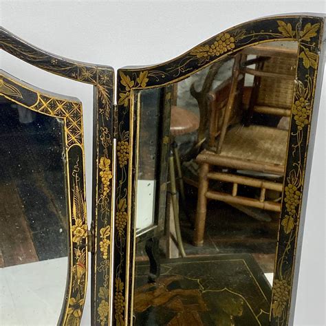 Early 19th Century Triptech Vanity Mirror In Chinoiserie Decoration