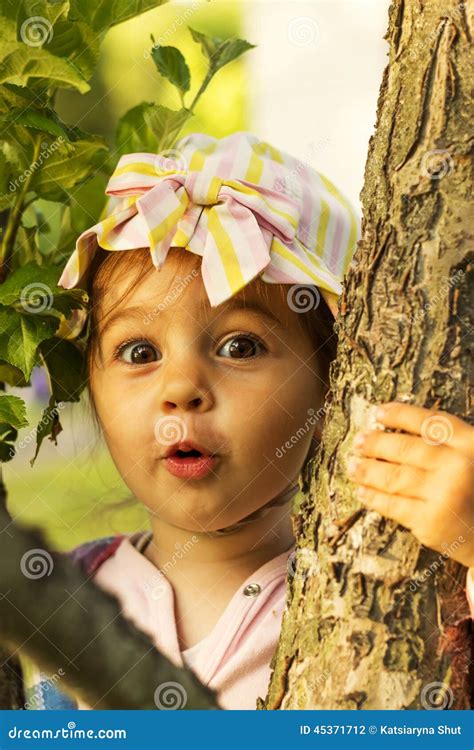 Удивлена и сотрясена маленькая милая девушка Стоковое Фото изображение насчитывающей волосы