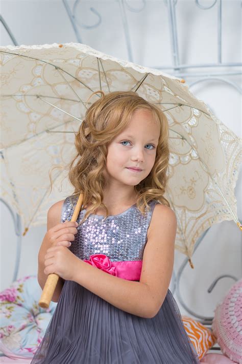 무료 이미지 빛 사람들 소녀 여자 화이트 아이 집 귀엽다 초상화 모델 봄 우산 실내의 어린이 인간의 의류 방 담홍색 라이프 스타일 어린