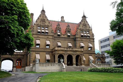 Historic Mansion Tours In Milwaukee
