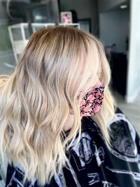 Rooty Blond With Money Piece Blond Highlights With Root Smudge Blonde Hair Inspiration