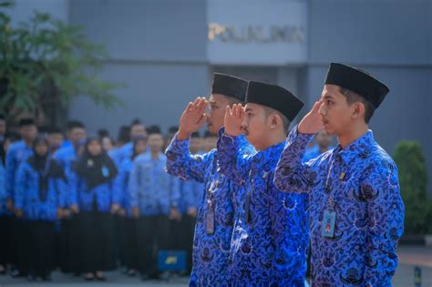 Penulisan singkatan di bagian definisi seperti misalnya: Peringatan Hari Pahlawan Tahun 2019 Angkat Tema "Aku ...